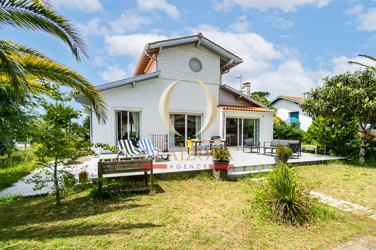 Image de la location de vacances numero 3 située à Anglet Offrez-vous une escapade inoubliable dans cette magnifique maison de 190m², nichée au cœur de la forêt de Chiberta à Anglet. À seulement 1,1 km des plages, cette propriété allie tranquillité et immersion en pleine nature, tout en restant proche des commodités.  La maison s'ouvre sur un rez-de-chaussée spacieux comprenant un grand salon équipé d'une télévision et d'Internet, et une cuisine entièrement aménagée. Vous y trouverez également des toilettes séparées et une chambre avec salle de bain privative.  À l'étage, une surface d'environ 50m² vous accueille avec un vaste palier, une chambre, une salle de bain avec baignoire et lavabo, ainsi qu'un WC séparé.  L'entresol comprend une entrée, une salle de bain supplémentaire, une grande chambre de 30m², ainsi qu'un espace garage équipé d'un sèche-linge et d'une machine à laver.  À l'extérieur, profitez d'une belle terrasse de 60m² aménagée avec un salon de jardin, une grande table, des chaises, et deux transats pour des moments de détente en plein air.  Ne manquez pas l'occasion de passer 