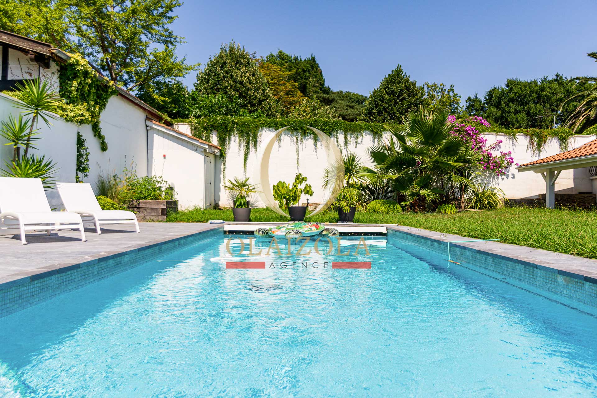 Image de la location de vacances numero 9 située à Biarritz Magnifique villa située à Biarritz, offrant 230 m² sur deux niveaux avec des matériaux de qualité. Nichée sur un terrain de 900 m², elle dispose d une piscine sécurisée de 9,50 m par 3,60 m, d une table de ping-pong, et d un terrain de pétanque. Parking pour trois voitures avec portail électrique. La suite parentale comprend un lit king size, un immense dressing, une salle d eau, et un balcon. Le rez-de-chaussée offre un vaste séjour avec table à manger/billard, grand salon avec télé et console de jeux, cuisine équipée avec îlot central, et une suite avec salle d eau. À l étage, deux chambres supplémentaires, une salle de bain avec douche et baignoire, et un petit salon.

Parfait pour un séjour relaxant à la Côte Basque, cette villa est idéalement située à 1,7 km de la plage. Equipée de tout le confort moderne et facilement accessible depuis la gare TGV, l aéroport international, et l autoroute. 